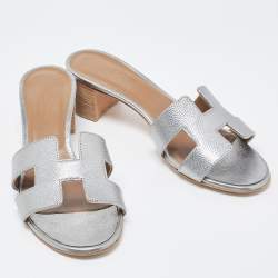 مملوكة مسبقًا Hermes Silver Leather Oasis Slides Size 36