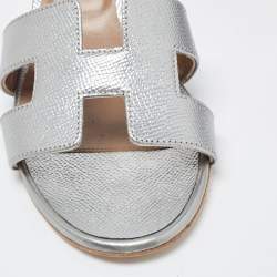 مملوكة مسبقًا Hermes Silver Leather Oasis Slides Size 36