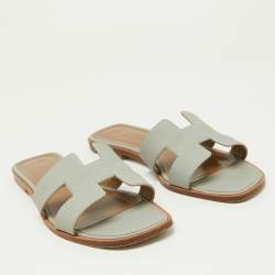 مملوكة مسبقًا Hermes Grey Leather Oran Flat Slides Size 41
