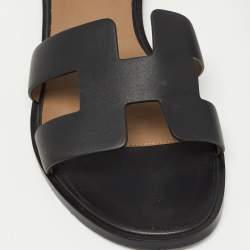 مملوكة مسبقًا Hermes Black Leather Santorini Flat Sandals Size 38