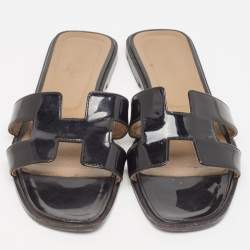 مملوكة مسبقًا Hermes Black Patent Leather Oran Flat Slides Size 38