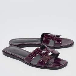 مملوكة مسبقًا Hermes Purple Alligator Patent Leather Oran Flat Slides Size 39