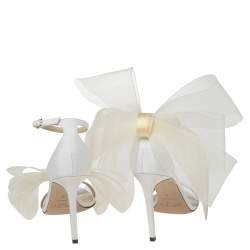 مملوكة مسبقًا صندل جيمي تشو أفلين قماش أبيض بفيونكة وحزام كاحل مقاس 35