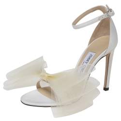 مملوكة مسبقًا صندل جيمي تشو أفلين قماش أبيض بفيونكة وحزام كاحل مقاس 35