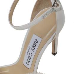 مملوكة مسبقًا صندل جيمي تشو أفلين قماش أبيض بفيونكة وحزام كاحل مقاس 35