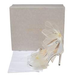 مملوكة مسبقًا صندل جيمي تشو أفلين قماش أبيض بفيونكة وحزام كاحل مقاس 35