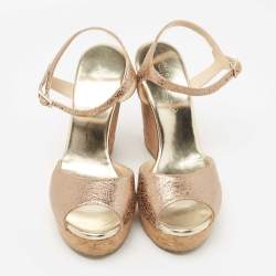 مملوكة مسبقًا Jimmy Choo Metallic Laminated Suede Perla Cork Wedge Sandals Size 38.5