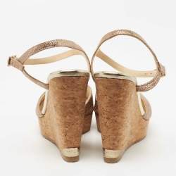 مملوكة مسبقًا Jimmy Choo Metallic Laminated Suede Perla Cork Wedge Sandals Size 38.5