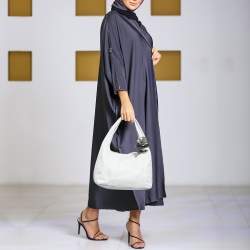 مملوكة مسبقًا حقيبة هوبو جلد بيضاء جيمي تشو سابا