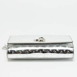 مملوكة مسبقًا Jimmy Choo Varenne Silver Mirror Leather Acrylic Chain Clutch