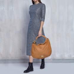 مملوكة مسبقًا حقيبة هوبو جيمى تشو سكاي جلد مثقب بني فاتح