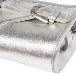مملوكة مسبقًا حقيبة كلتش جيمي تشو توليتا جلد فضي ميتاليك حمالة معصم 