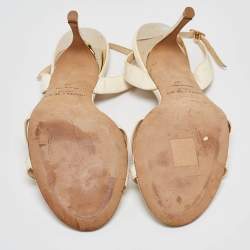 Pre Owned صندل جيمي تشو بكعب لامع مصنوعة من الجلد لكاحل لون كريمي مقاس 38