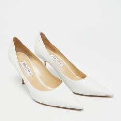 مملوكة مسبقًا حذاء كعب عالي جيمي تشو رومي جلد أبيض لامع بمقدمة مدببة مقاس 36.5