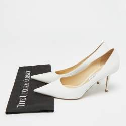 مملوكة مسبقًا حذاء كعب عالي جيمي تشو رومي جلد أبيض لامع بمقدمة مدببة مقاس 36.5