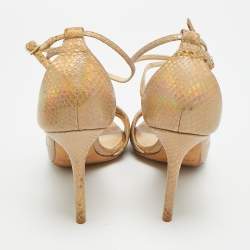 مملوكة مسبقًا صندل جيمي تشو جلد نقشة الثعبان ذهبي ميتاليك مزخرف كريستال بحزام للكاحل مقاس 36