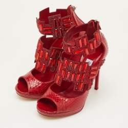 مملوكة مسبقًا حذاء بوت للكاحل جيمي تشو جينغ جلد أفعى أحمر مزين بالكريستال مقاس 38.5