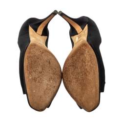 Pre Owned حذاء كعب عالي جيمي تشو ساتان أسود بمقدم ة مفتوحة مزين بشعار الماركة مقاس 39