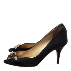 Pre Owned حذاء كعب عالي جيمي تشو ساتان أسود بمقدمة مفتوحة مزين بشعار الماركة مقاس 39