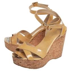 مملوكة مسبقًا صندل كعب روكي جيمي تشو لوسيا جلد بيج لامع بنعل سميك وسوار متقاطع مقاس 37