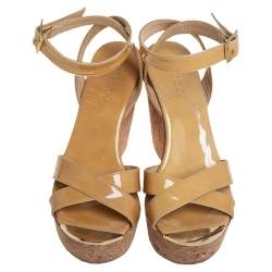 مملوكة مسبقًا صندل كعب روكي جيمي تشو لوسيا جلد بيج لامع بنعل سميك وسوار متقاطع مقاس 37