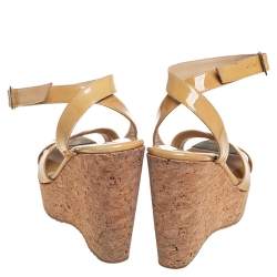 مملوكة مسبقًا صندل كعب روكي جيمي تشو لوسيا جلد بيج لامع بنعل سميك وسوار متقاطع مقاس 37