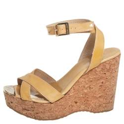 مملوكة مسبقًا صندل كعب روكي جيمي تشو لوسيا جلد بيج لامع بنعل سميك وسوار متقاطع مقاس 37