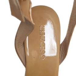 مملوكة مسبقًا صندل كعب روكي جيمي تشو لوسيا جلد بيج لامع بنعل سميك وسوار متقاطع مقاس 37