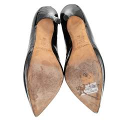 مملوكة مسبقًا حذاء كعب عالي جيمي تشو اود جلد أسود منقوش لامع بمقدمة مدببة مقاس 39