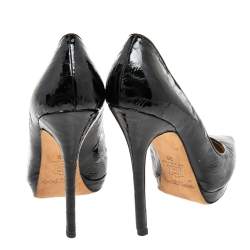 مملوكة مسبقًا حذاء كعب عالي جيمي تشو اود جلد أسود منقوش لامع بمقدمة مدببة مقاس 39