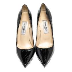 مملوكة مسبقًا حذاء كعب عالي جيمي تشو اود جلد أسود منقوش لامع بمقدمة مدببة مقاس 39