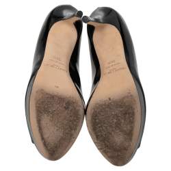 مملوكة مسبقًا حذاء كعب عالي جيمي تشو جلد لامع أسود مقدمة مفتوحة نعل سميك مقاس 38.5