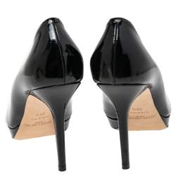 مملوكة مسبقًا حذاء كعب عالي جيمي تشو جلد لامع أسود مقدمة مفتوحة نعل سميك مقاس 38.5