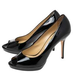 مملوكة مسبقًا حذاء كعب عالي جيمي تشو جلد لامع أسود مقدمة مفتوحة نعل سميك مقاس 38.5