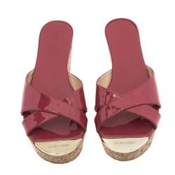 مملوكة مسبقًا صندل سلايد جيمي تشو جلد لامع فوشيا كعب روكي فليني ونعل سميك مقاس 37.5