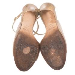 مملوكة مسبقًا صندل جيمي تشو بجلد نقشة الثعبان ذهبي بسيور مقدمة مفتوحة بحزام للكاحل مقاس 39.5