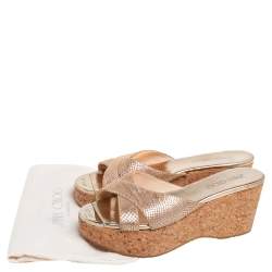 مملوكة مسبقًا صندل كعب روكي جيمي تشو نعل سميك فيلين سويدي ذهبي ميتالك مقاس 39