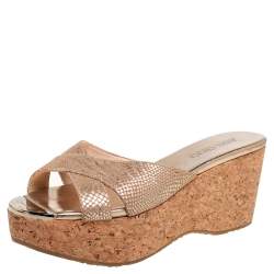 مملوكة مسبقًا صندل كعب روكي جيمي تشو نعل سميك فيلين سويدي ذهبي ميتالك مقاس 39