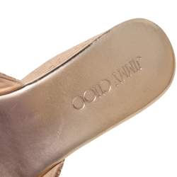 مملوكة مسبقًا صندل كعب روكي جيمي تشو نعل سميك فيلين سويدي ذهبي ميتالك مقاس 39