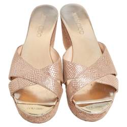 مملوكة مسبقًا صندل كعب روكي جيمي تشو نعل سميك فيلين سويدي ذهبي ميتالك مقاس 39