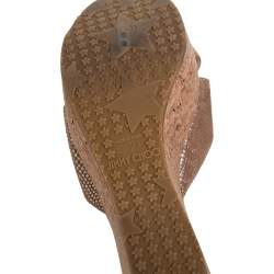 مملوكة مسبقًا صندل كعب روكي جيمي تشو نعل سميك فيلين سويدي ذهبي ميتالك مقاس 39