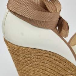 مملوكة مسبقًا صندل جيمي تشو جوت وجلد لامع بني/أبيض بحزام للكاحل كعب روكي مقاس 39