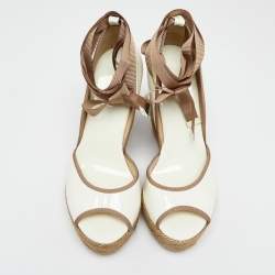 مملوكة مسبقًا صندل جيمي تشو جوت وجلد لامع بني/أبيض بحزام للكاحل كعب روكي مقاس 39