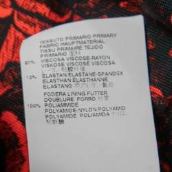 مملوكة مسبقًا تنورة ميدي جست كافالي جيرسيه مورد مطبوع أسود وأحمر مقاس كبير جدًا - إكس لارج