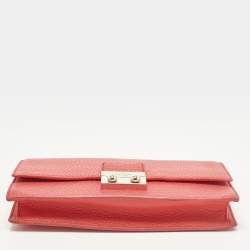 مملوكة مسبقًا Kate Spade Coral Red Grained Leather Clutch