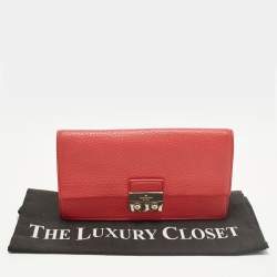 مملوكة مسبقًا Kate Spade Coral Red Grained Leather Clutch