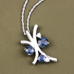 مملوكة مسبقًا دلاية مستوحاة من الطبيعة بحجر الياقوت الأزرق والماس 2.56 قيراط وذهب أبيض عيار 14 قيراط