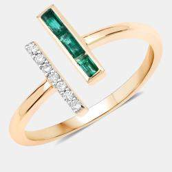 Pre Owned خاتم بار بتصميم بايباس من زمرد وماس وزن 0.18 قيراط من الذهب الأصفر عيار 14 بحجم 7 US