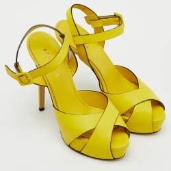 مملوكة مسبقًا صندل لو سيلّا بحزام للكاحل من الجلد الأصفر مع كعب منصة مقاس 39