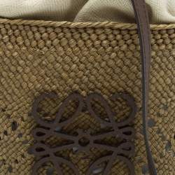 مملوكة مسبقًا Loewe Green Raffia and Canvas Anagram Ajouré Bucket Bag
